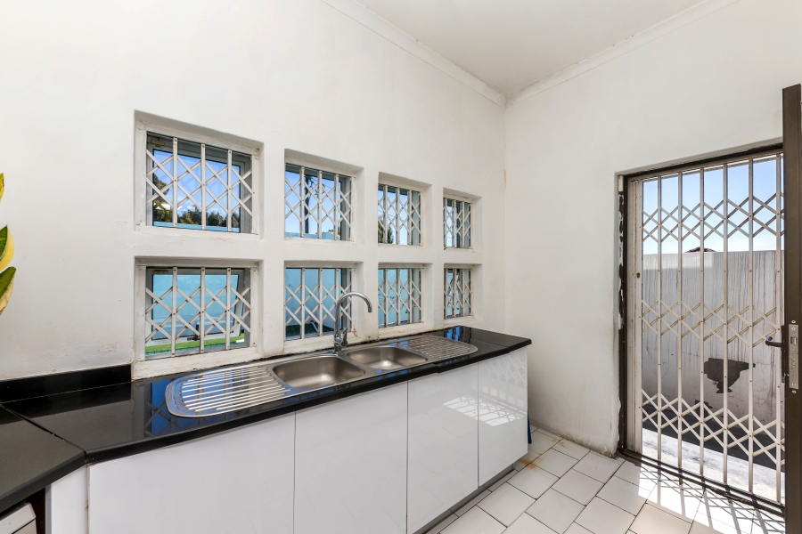 6 Bedroom Property for Sale in Walmer Estate Western Cape